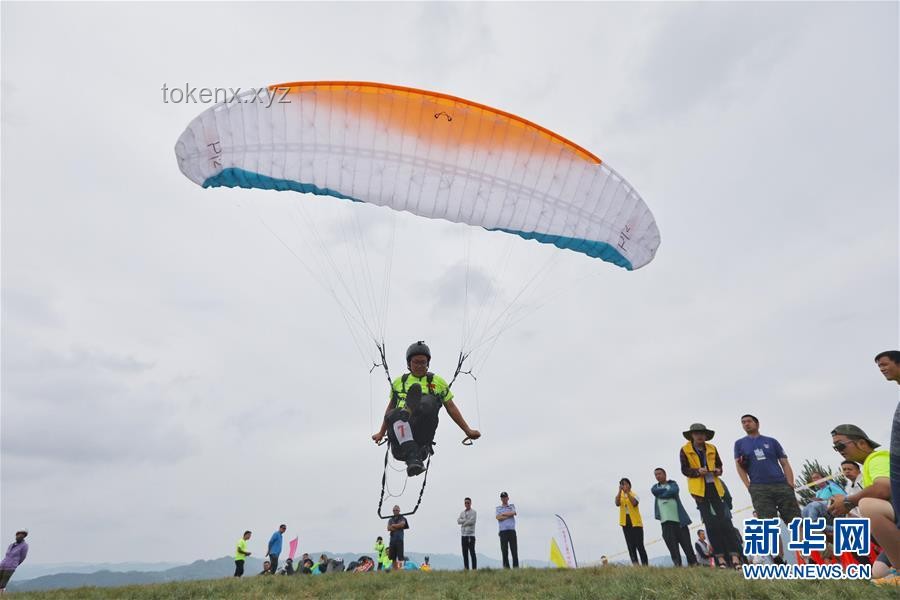 滑翔伞惊魂记：被吸8千米高空后的生死较量与官方调查启示