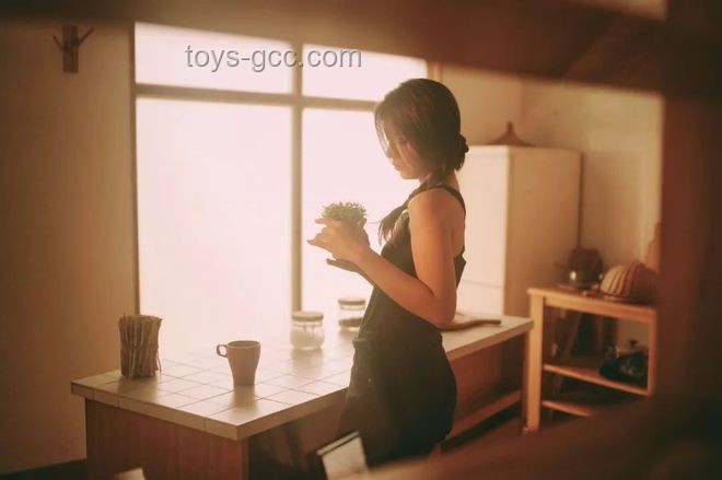 用黑丝做滤镜拍视频的美男子：创意摄影新风尚