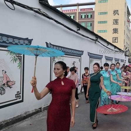 穿旗袍拿向日葵送考成新潮，教育情感表达将多元化